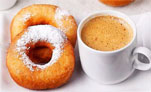 달콤한 도넛과 따뜻한 커피의 조합이란